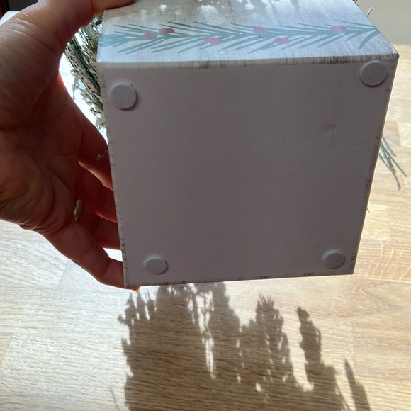 CHRISTMAS SMALL SNOW FLAKES PINE CENTERPIECE - Picture 4 of 5